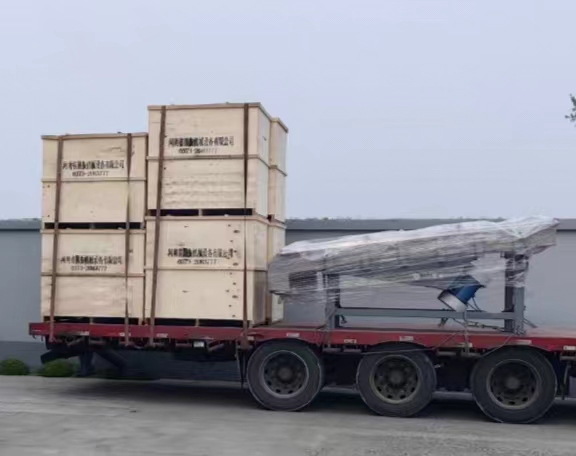超聲波振動篩和直線篩已裝車，準備發(fā)貨