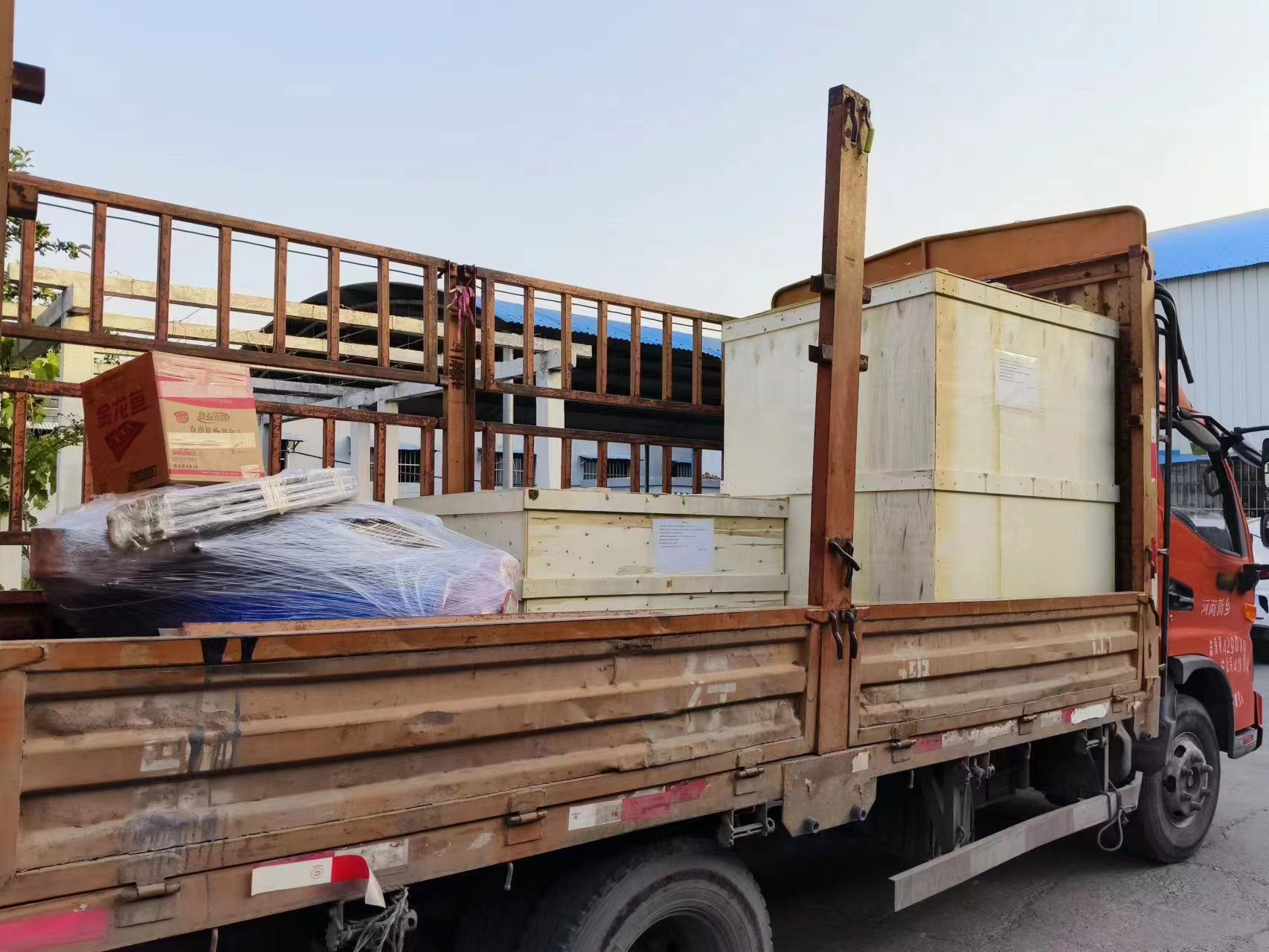 浙江超聲波振動篩和直排篩裝車完成，準備發(fā)出