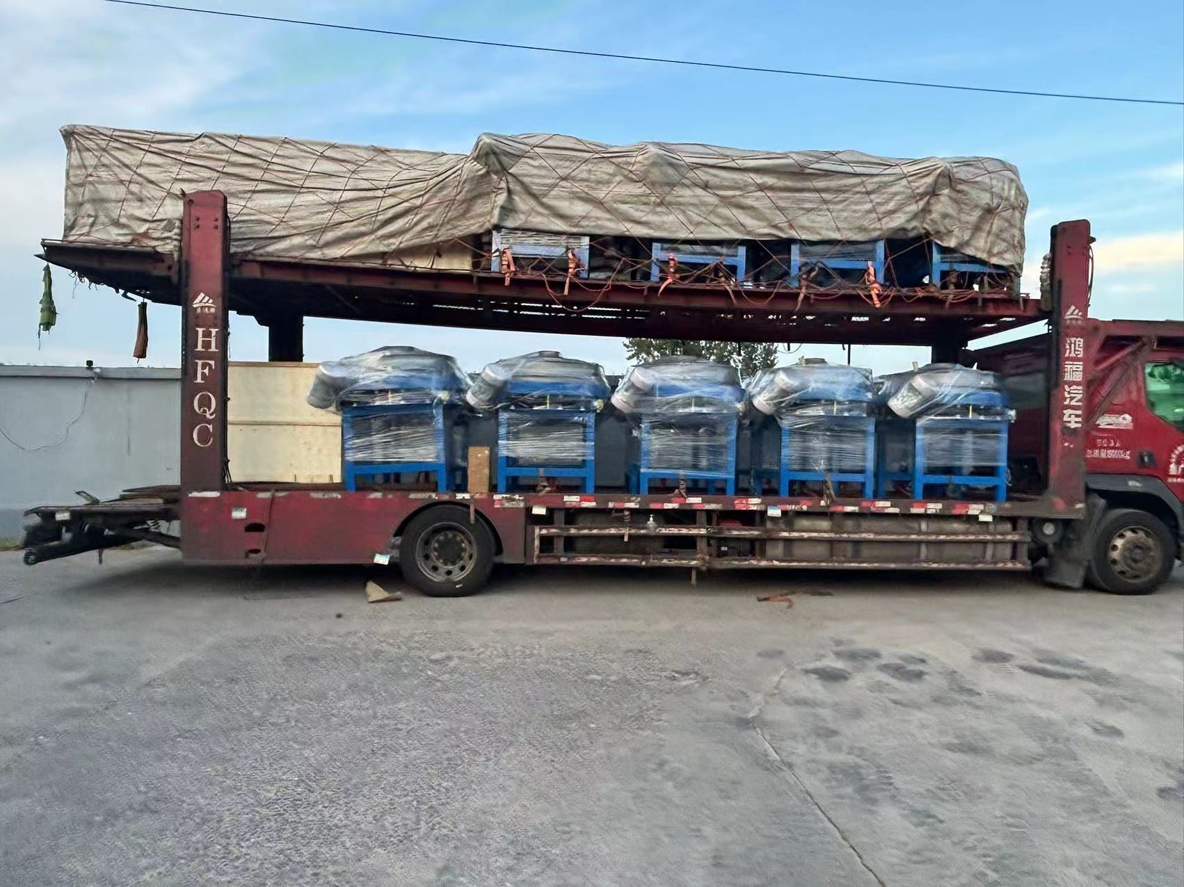 四川省22臺篩機裝車完成，準備發(fā)出